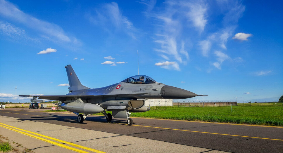 PÅ OPPDRAG: Et av de danske F-16 flyene på rullebanen på Siauliai-luftbasen i Litauen etter et fullført QRA-oppdrag.