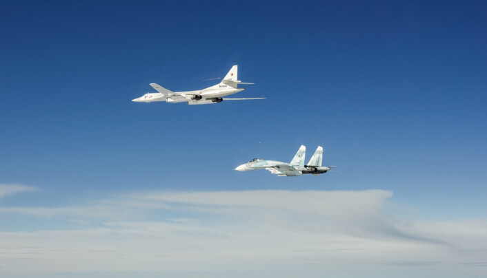 RUSSISKE: Russiske Blackjack og Flanker-fly sett fra ett av de danske F-16-flyene. RUSSISKE: Russiske Blackjack og Flanker-fly sett fra ett av de danske F-16-flyene.