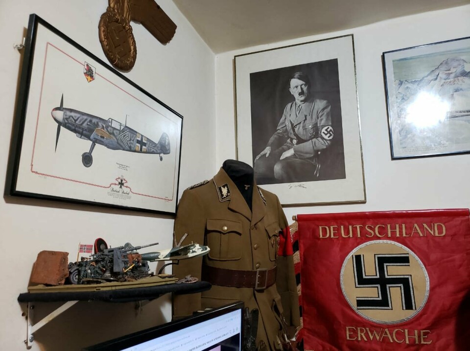 GIGANTSAMLING: Nazist-uniformer, flagg og bilder av Adolf Hitler var blant de rundt 1000 nazisteffektene som ble funnet hjemme hos den 58 år gamle mannen som er mistenkt for seksuelle overgrep mot barn.