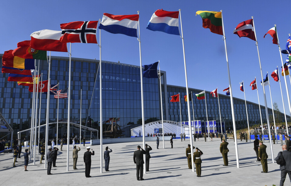 HOVEDKVARTERET: Utenfor den karakteristiske bygningen som huser Natos hovedkvarter i Brussel, vaier medlemslandenes flagg i vinden.