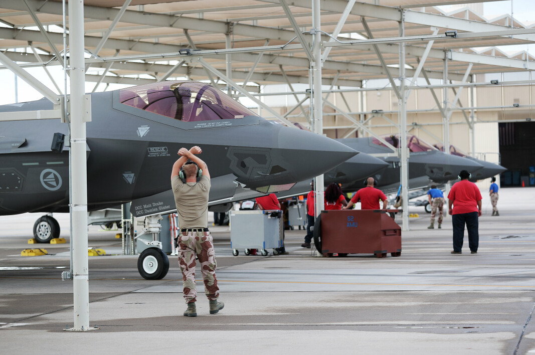 ARIZONA: Norsk bakkebesetning klargjør et norsk F-35 jagerfly på Luke Air Force Base i USA.