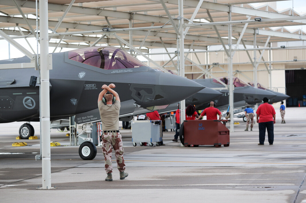 ARIZONA: Norsk bakkebesetning klargjør et norsk F-35 jagerfly på Luke Air Force Base i USA. ARIZONA: Norsk bakkebesetning klargjør et norsk F-35 jagerfly på Luke Air Force Base i USA.
