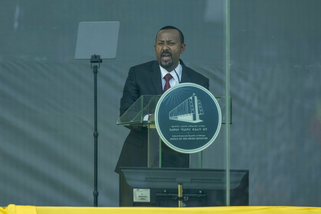 STATSMINISTER: Etiopias statsminister Abiy Ahmed taler bak skuddsikkert glass under innsettelsesseremonien i Addis Abeba 4. oktober. Samtidig gikk spekulasjonene høyt om at en ny militæroffensiv i Tigray var i gjære. Den er nå et faktum, ifølge styrkene som kontrollerer Tigray.