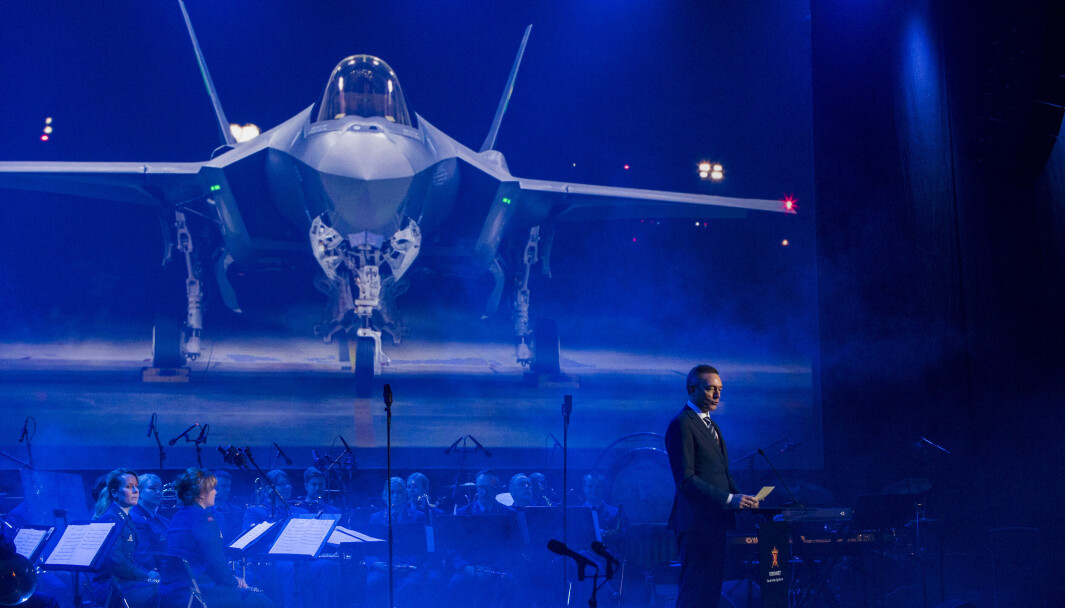 F-35: Norge nye kampfly vil koste rundt 324 milliarder kroner i innkjøp og drift, ifølge Forsvaret. Her viser forsvarssjef Frank Bakke-Jensen (H) fram flyet under en markering på Ørland hovedflystasjon. F-35: Norge nye kampfly vil koste rundt 324 milliarder kroner i innkjøp og drift, ifølge Forsvaret. Her viser forsvarssjef Frank Bakke-Jensen (H) fram flyet under en markering på Ørland hovedflystasjon.