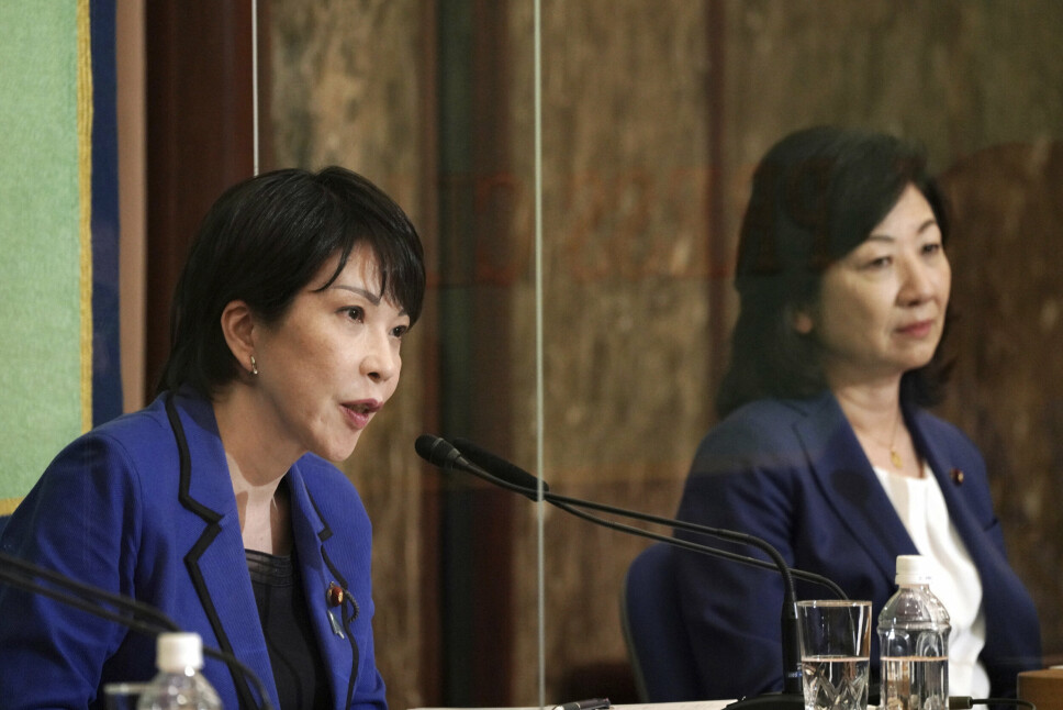 DOBLING: Sanae Takaichi og Seiko Noda fra Det liberaldemokratiske partiet som ønsker en dobling av forsvarsbudsjettet.