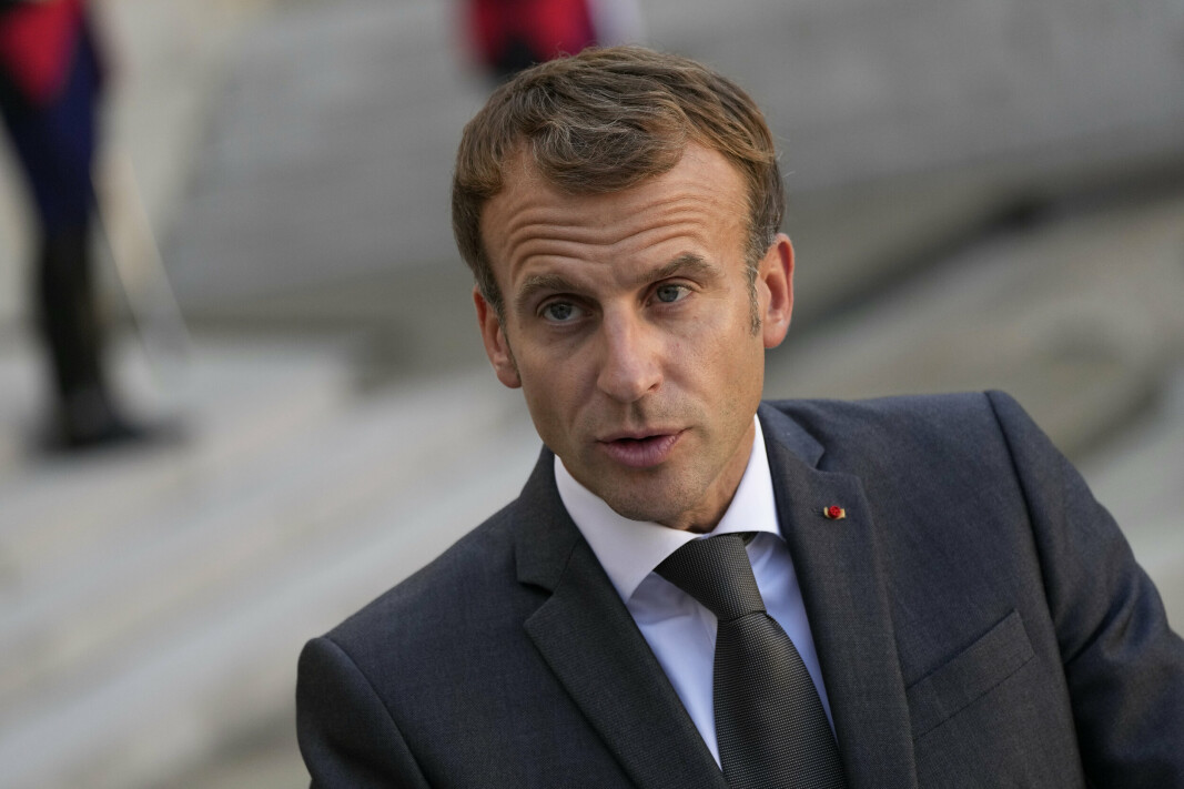 MACRON: Frankrikes president Emmanuel Macron følte seg skitten etter å ha håndhilst på fattige mennesker under valgkampen i 2017, skrev det satiriske nettstedet Le Gorafi, og mange trodde at det var sant.