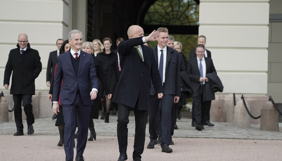 REGJERINGEN: Det er våre politikere som nå ufortrødent styrer Forsvaret videre mot forrige krig, skriver Robert Mood. Her ser vi den nye regjeringen med statsminister Jonas Gahr Støre (Ap) og Trygve Slagsvold Vedum (Sp) i front.