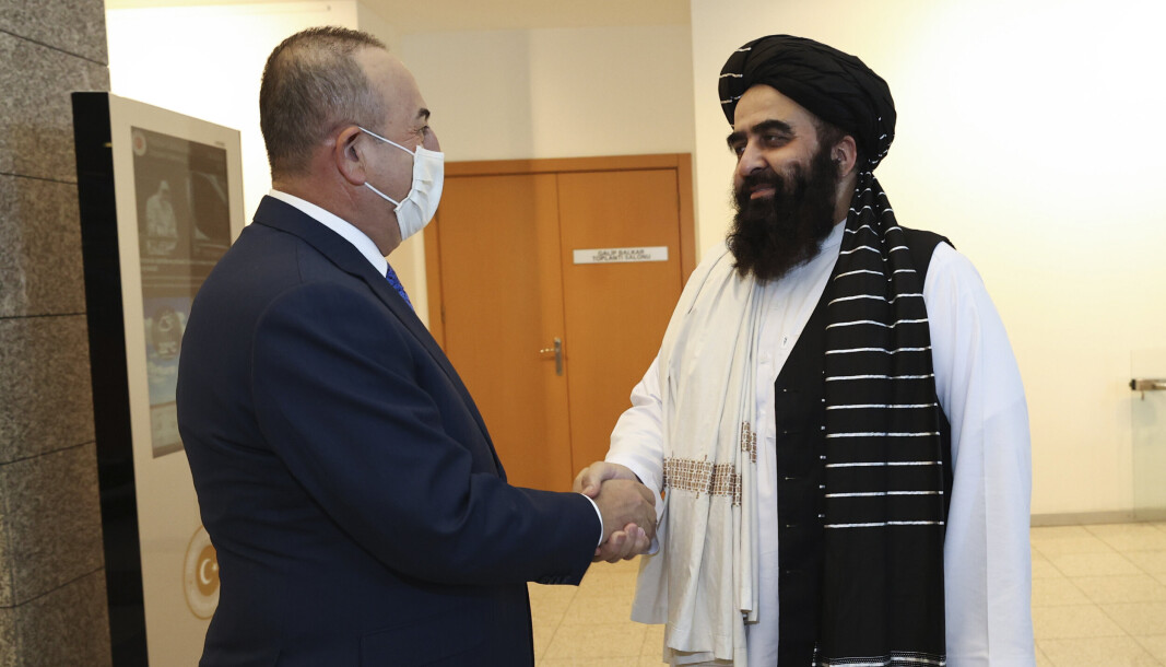 ANKARA: Den tyrkiske utenriksministeren Mevlut Cavusoglu (t.v) sammen med Talibans utenriksminister Amir Khan Muttaqi, før et møte torsdag.. (Turkish Foreign Ministry HO via AP ) ANKARA: Den tyrkiske utenriksministeren Mevlut Cavusoglu (t.v) sammen med Talibans utenriksminister Amir Khan Muttaqi, før et møte torsdag.. (Turkish Foreign Ministry HO via AP )