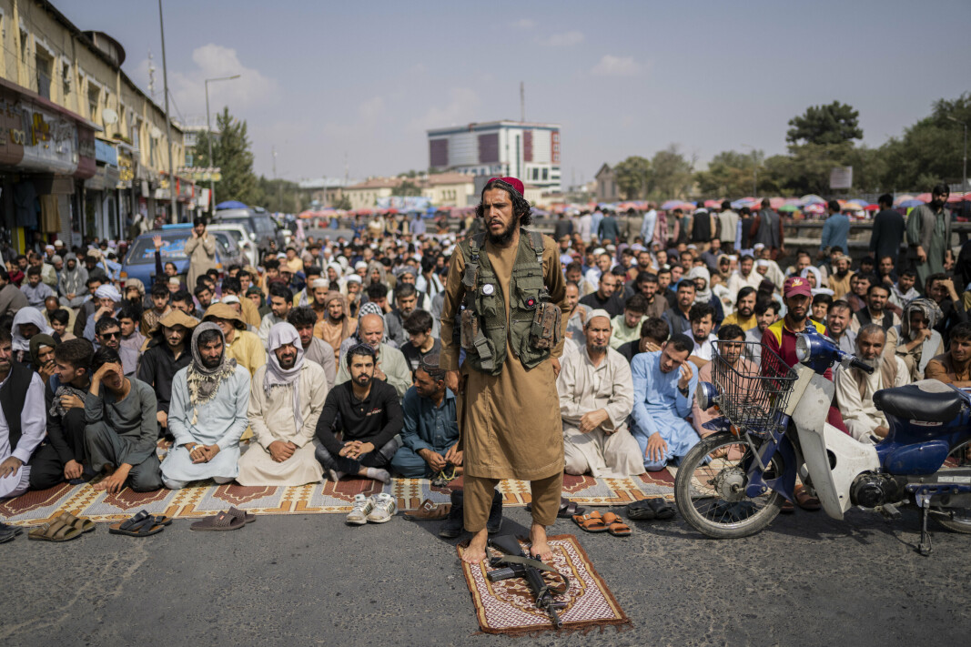 TALIBAN: En Taliban-soldat forann en gruppe afghanske menn under fredagsbønnen i Kabul 24. september.