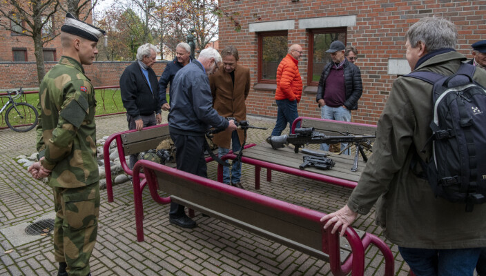 NY TEKNOLOGI: Veteranene fikk en gjennomgang av gardistenes våpen. Selv brukte de AG3 tilbake i 1971 NY TEKNOLOGI: Veteranene fikk en gjennomgang av gardistenes våpen. Selv brukte de AG3 tilbake i 1971