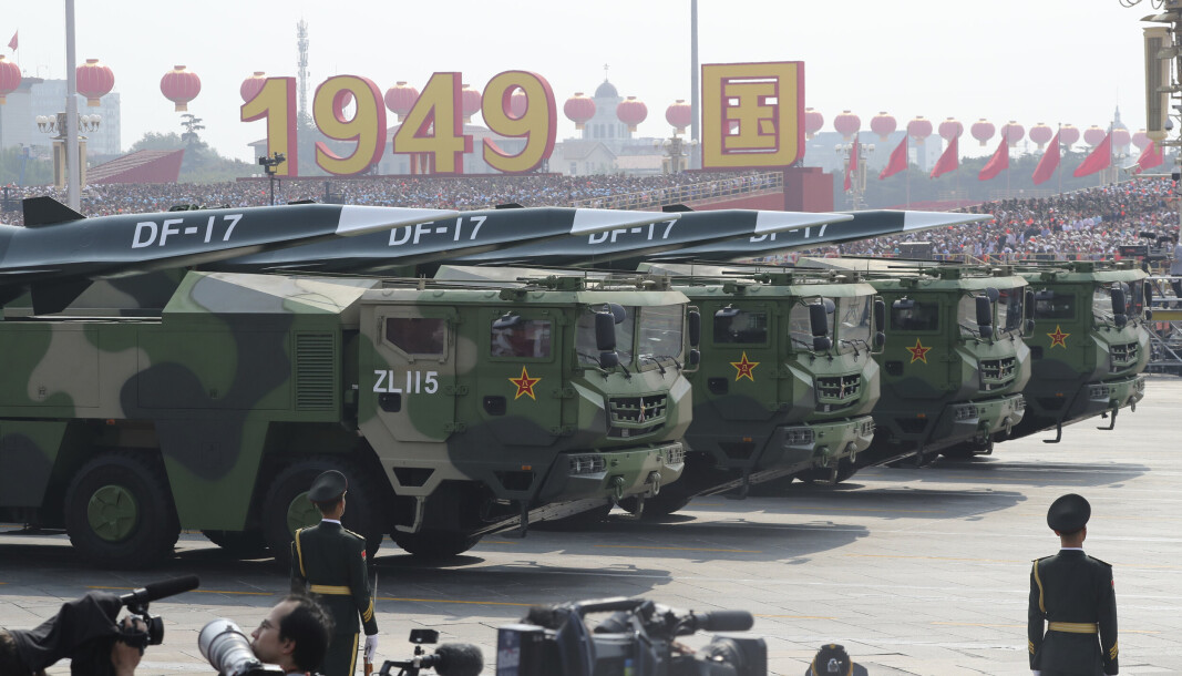 TEST: Kina skal ha gjennomført en test av det nye hypersoniske missilet DF-17. Testen skal ha kommet overraskende på amerikansk etterretning, ifølge kilder Financial Times har snakket med. Bildet er fra Kinas 70-årsfeiring av grunnleggelsen av kommunismen i Kina i 2019, hvor våpnene ble vist frem i en parade på Den himmelske freds plass midt i Beijing. TEST: Kina skal ha gjennomført en test av det nye hypersoniske missilet DF-17. Testen skal ha kommet overraskende på amerikansk etterretning, ifølge kilder Financial Times har snakket med. Bildet er fra Kinas 70-årsfeiring av grunnleggelsen av kommunismen i Kina i 2019, hvor våpnene ble vist frem i en parade på Den himmelske freds plass midt i Beijing.