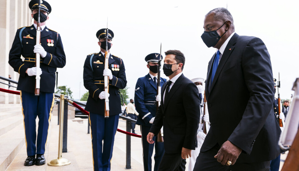 ALLIANSEPARTNERE: USAs forsvarsminister Lloyd Austin (t.h.) hadde besøk av Ukrainas president Volodymyr Zelenskyj i august. Nå er Austin på besøk i Ukraina.