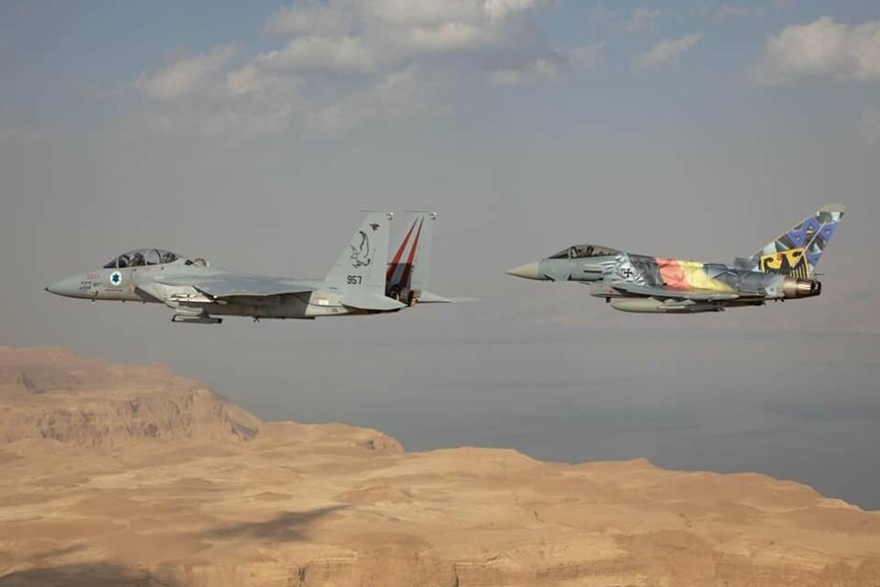 OVERFLYGING: Et isralsk F-15 og et Eurofighter i luften utenfor Jerusalem.