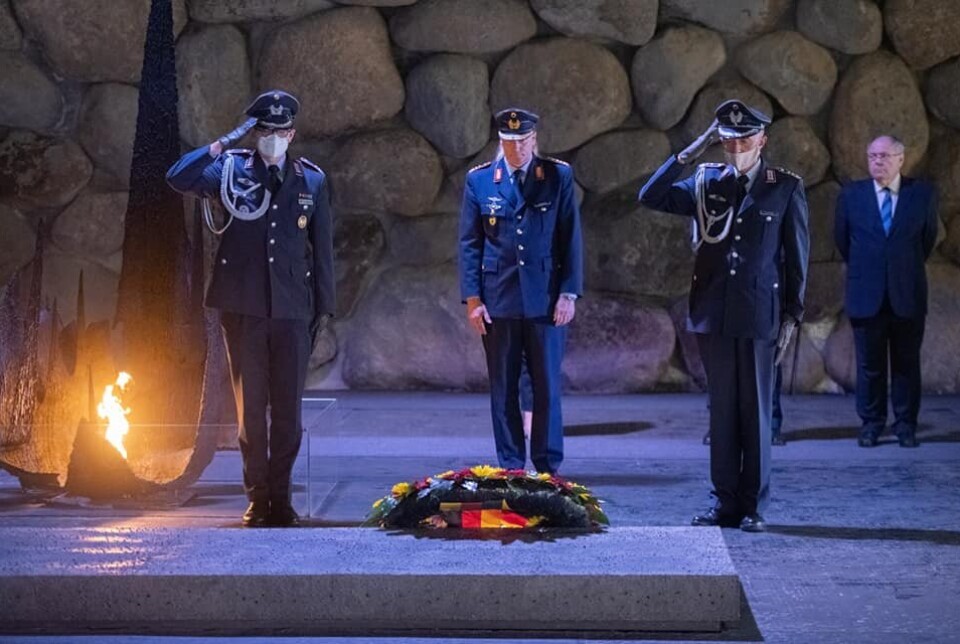 HOLOCAUSTMUSEET: Ingo Gerhartz (midten) la ned en krans på holocaustmuseet Yad Vashem i Jerusalem.