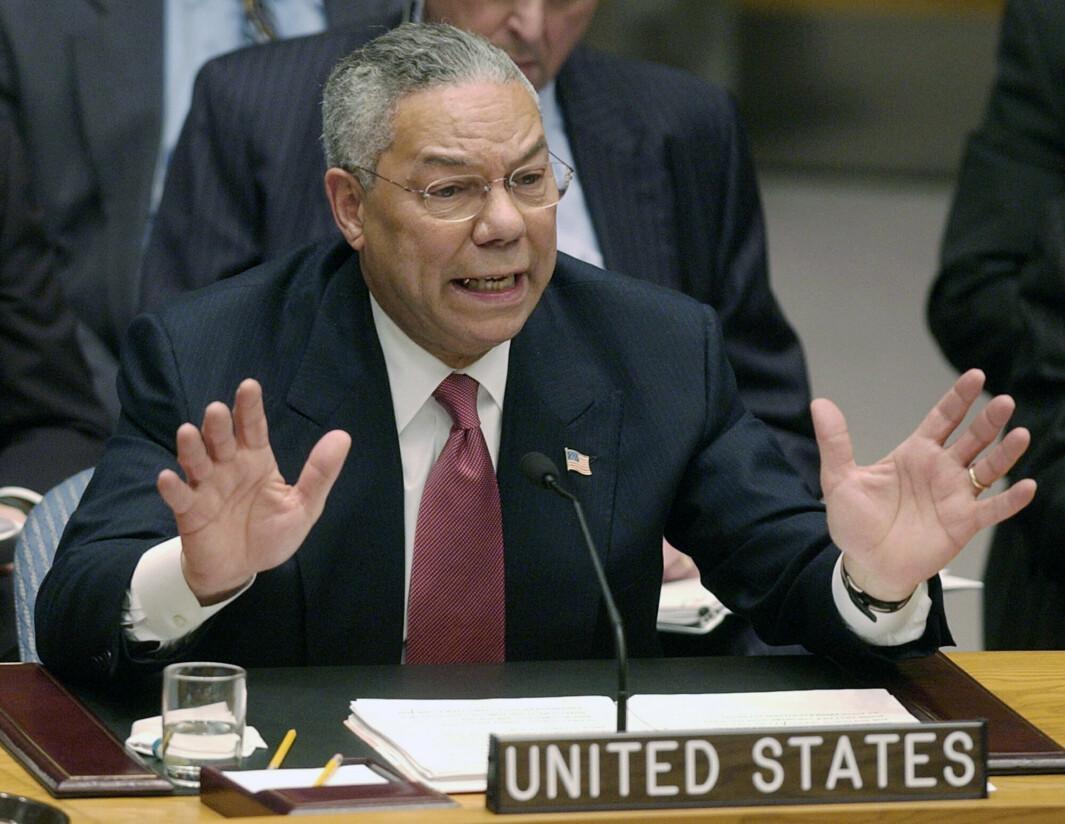 DØDE: Colin Powell var USAs utenriksminister fra 2001 til 2005, da USA invaderte både Afghanistan og Irak. Her talte Powell i FNs Sikkerhetsråd i 2003. Mandag opplyser familien at Powell er død etter å ha blitt smittet med koronavirus.
