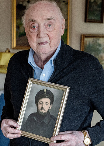 KRIGSHELT: Jakob Strandheim (101) fotografert våren 2021 med et portrett av seg selv fra krigens dager.