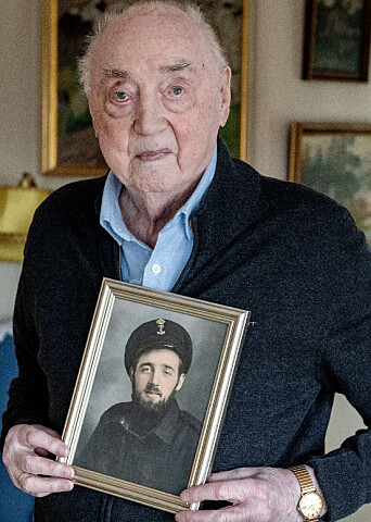 KRIGSHELT: Jakob Strandheim (101) fotografert våren 2021 med et portrett av seg selv fra krigens dager. KRIGSHELT: Jakob Strandheim (101) fotografert våren 2021 med et portrett av seg selv fra krigens dager.