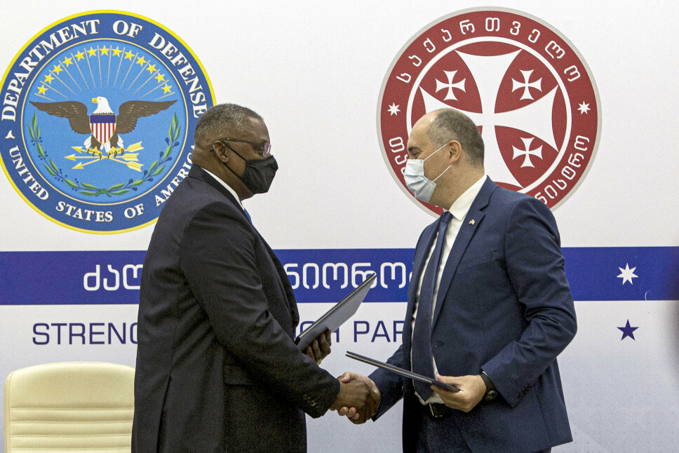 TBILISI: USAs forsvarsminister Lloyd Austin sammen med Georgias forsvarsminister Junasher Burchuladze under Austins besøk i Georgia.