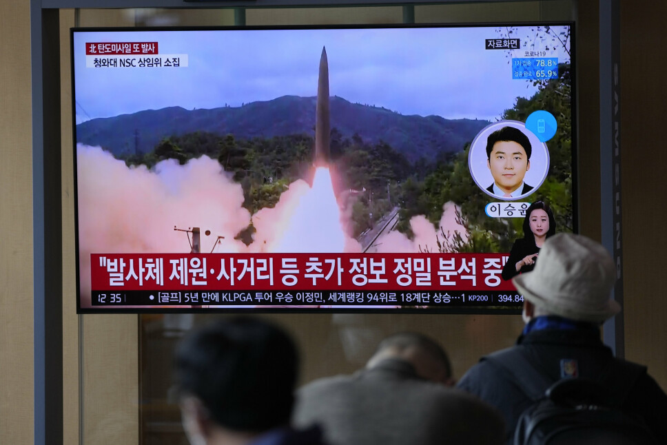 SEOUL: Nyhetene om at Nord-Korea har avfyrt nok en missil, vises på en togstasjon i Seoul.
