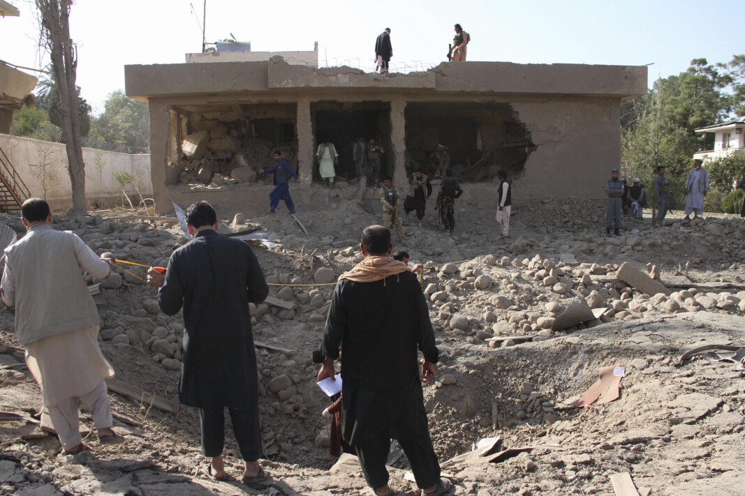 NANGAHAR: Sivile afghanere rundt et ødelagt bygg, etter at en bilbombe eksploderte Ghanikhil-distriktet i Nangarhar-provinsen i starten av oktober. NANGAHAR: Sivile afghanere rundt et ødelagt bygg, etter at en bilbombe eksploderte Ghanikhil-distriktet i Nangarhar-provinsen i starten av oktober.