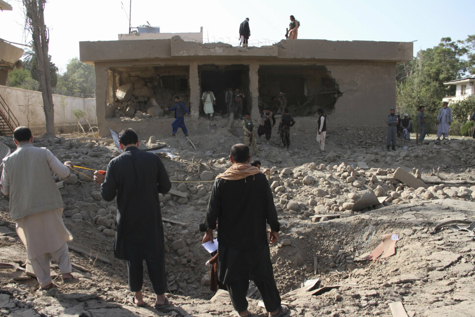 NANGAHAR: Sivile afghanere rundt et ødelagt bygg, etter at en bilbombe eksploderte Ghanikhil-distriktet i Nangarhar-provinsen i starten av oktober.