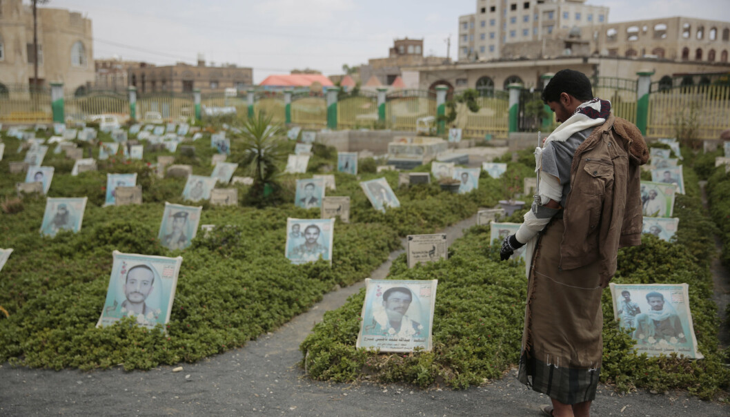 DØDE: En Houthi-opprører, skadet i krigshandlinger, besøker graven til drepte familiemedlemer i Jemens hovedstad Sana i september. Unicef sier 10.000 barn er drept eller skadet i den syv år lange krigen.