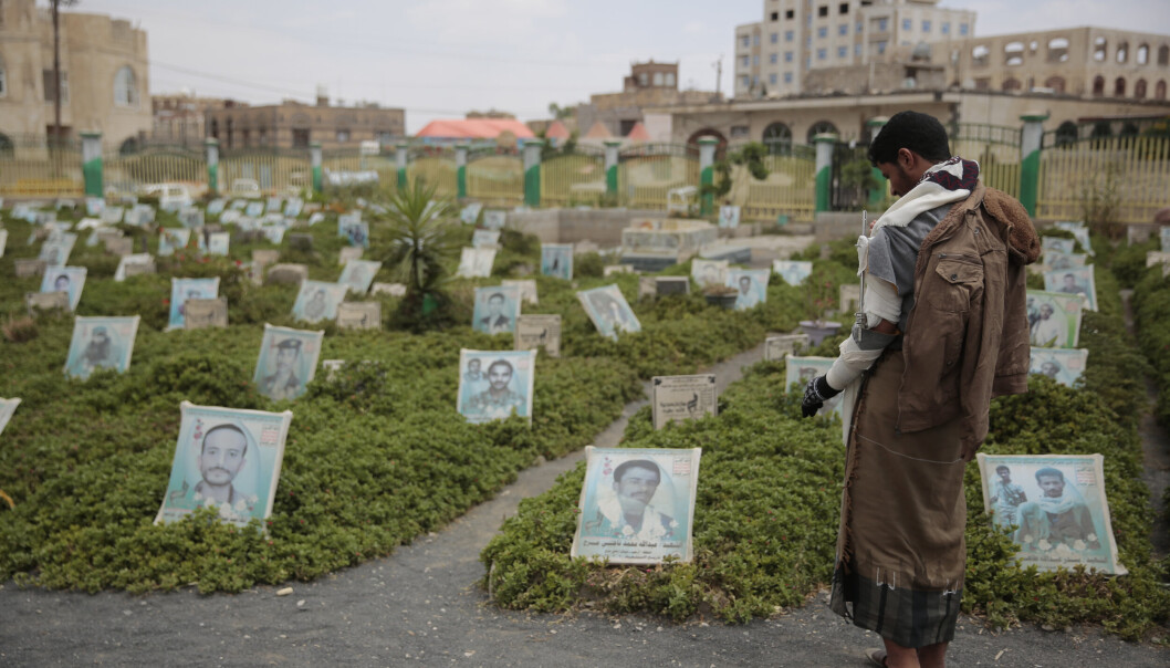 DØDE: En Houthi-opprører, skadet i krigshandlinger, besøker graven til drepte familiemedlemer i Jemens hovedstad Sana i september. Unicef sier 10.000 barn er drept eller skadet i den syv år lange krigen. DØDE: En Houthi-opprører, skadet i krigshandlinger, besøker graven til drepte familiemedlemer i Jemens hovedstad Sana i september. Unicef sier 10.000 barn er drept eller skadet i den syv år lange krigen.