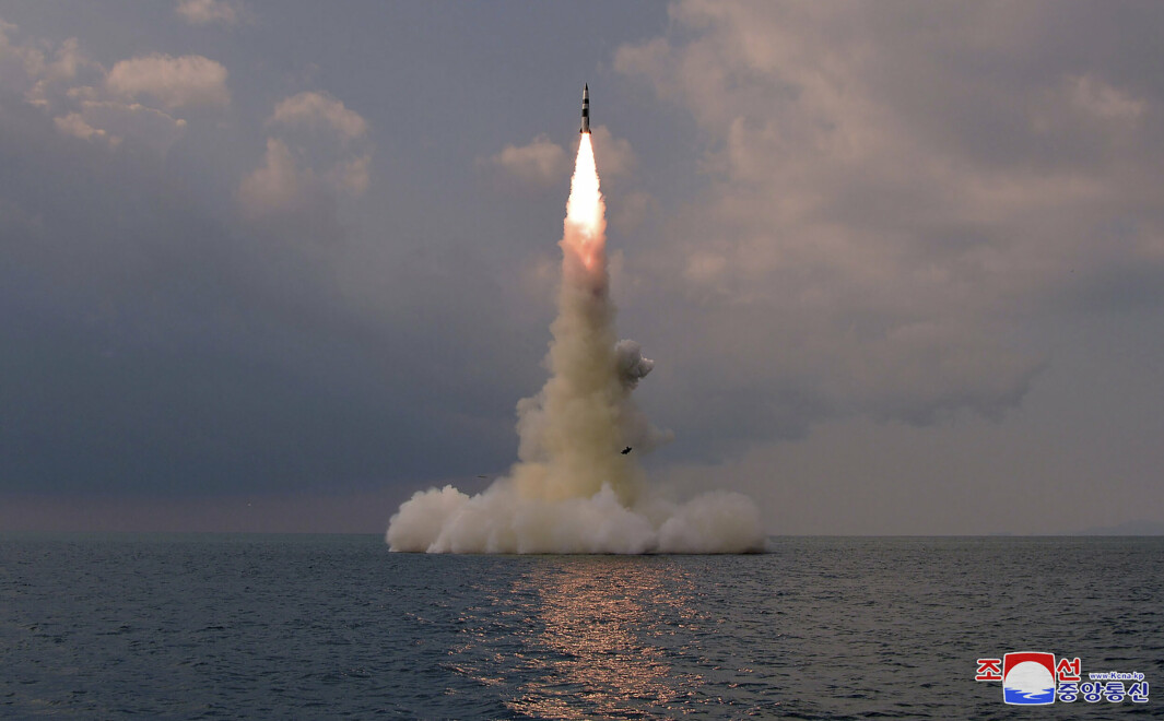 PRØVESKYTING: Nord-Korea gjennomførte tirsdag en prøveskyting av et missil fra en ubåt utenfor kysten av landet. Bildet er offentliggjort av det statlige nyhetsbyrået KCNA.