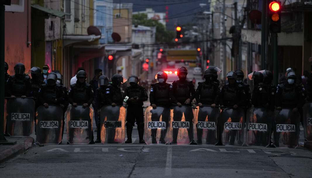 GUATEMALA: Store mengder politi ble satt inn for å roe ned opptøyene utenfor nasjonalforsamlingen. GUATEMALA: Store mengder politi ble satt inn for å roe ned opptøyene utenfor nasjonalforsamlingen.