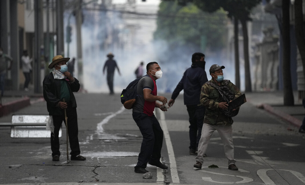 OPPRØR: Veteraner fra borgerkrigen i Guatemala protesterte utenfor nasjonalforsamlingen tirsdag. OPPRØR: Veteraner fra borgerkrigen i Guatemala protesterte utenfor nasjonalforsamlingen tirsdag.