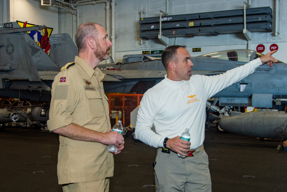 OMVISNING: Skipssjef Gavin Duff viser Andersen rundt i hangaren på det enorme skipet.