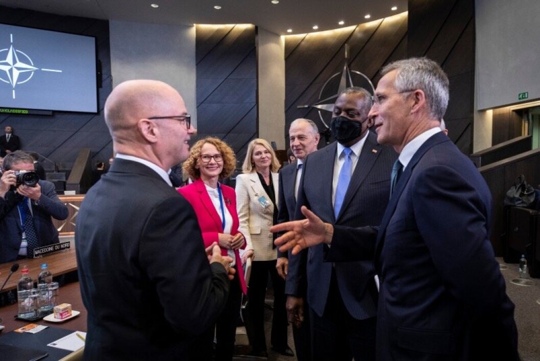 FØRSTE MØTE: Odd Roger Enoksen (t.v.) sammen med USAs forsvarsminister Lloyd Austin og Natos generalsekretær Jens Stoltenberg. Det er Enoksens første Nato-møte som forsvarsminister. FØRSTE MØTE: Odd Roger Enoksen (t.v.) sammen med USAs forsvarsminister Lloyd Austin og Natos generalsekretær Jens Stoltenberg. Det er Enoksens første Nato-møte som forsvarsminister.