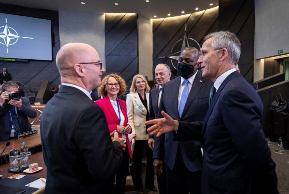 FØRSTE MØTE: Odd Roger Enoksen (t.v.) sammen med USAs forsvarsminister Lloyd Austin og Natos generalsekretær Jens Stoltenberg. Det er Enoksens første Nato-møte som forsvarsminister.