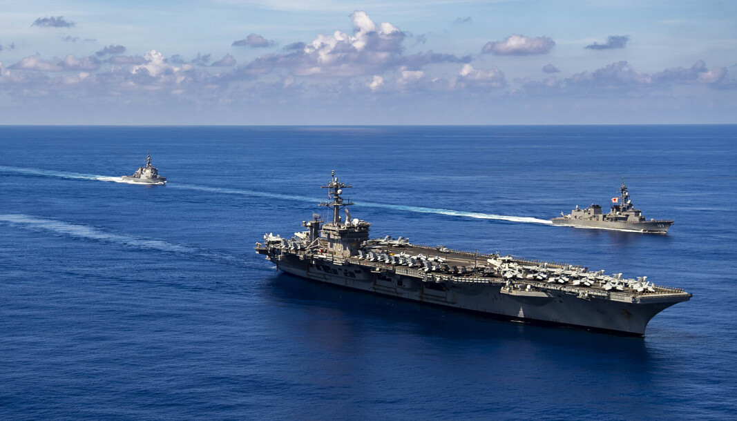 MAKTDEMONSTRASJON: Hangarskipet USS Carl Vinson på øvelse sammen med fartøyer fra den japanske marinen i forbindelse med økt spenning i havområdene utenfor Kina. MAKTDEMONSTRASJON: Hangarskipet USS Carl Vinson på øvelse sammen med fartøyer fra den japanske marinen i forbindelse med økt spenning i havområdene utenfor Kina.