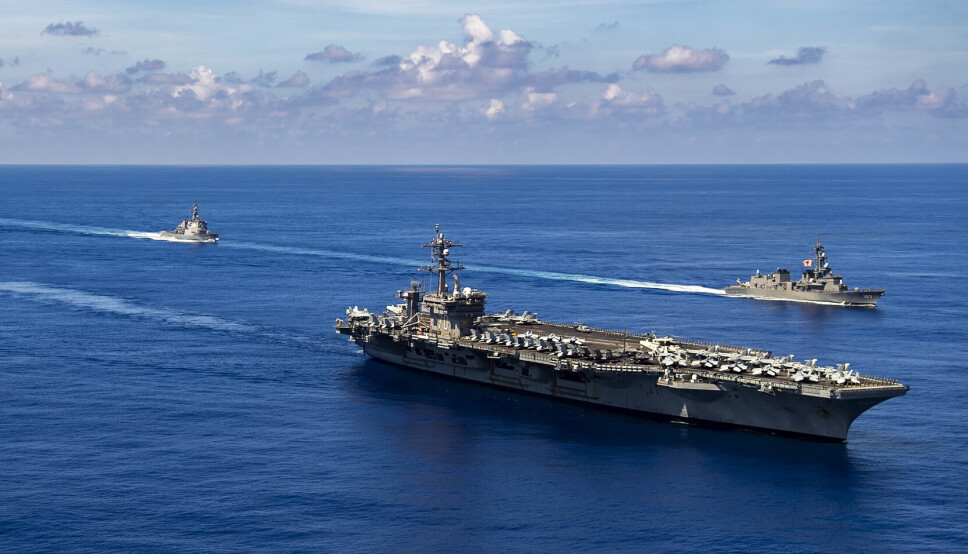 MAKTDEMONSTRASJON: Hangarskipet USS Carl Vinson på øvelse sammen med fartøyer fra den japanske marinen i forbindelse med økt spenning i havområdene utenfor Kina.