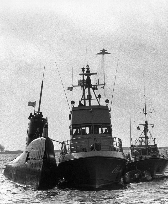 HOLDER VAKT: Et skip fra den svenske marinen holder vakt ved den russiske ubåten som gikk på grunn ved innløpet til Gåsefjärden.