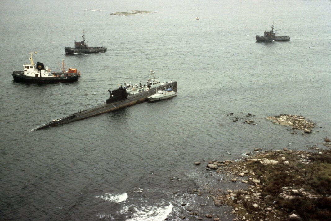 PÅ VAKT: Et skip fra den svenske marinen holder vakt ved den russiske ubåten som gikk på grunn ved innløpet til Gåsefjärden.