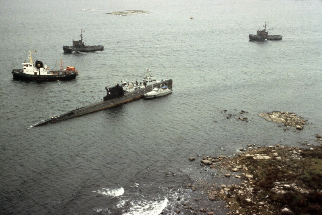 PÅ VAKT: Et skip fra den svenske marinen holder vakt ved den russiske ubåten som gikk på grunn ved innløpet til Gåsefjärden. PÅ VAKT: Et skip fra den svenske marinen holder vakt ved den russiske ubåten som gikk på grunn ved innløpet til Gåsefjärden.