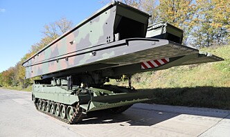 Forsvarsmateriell har mottatt den symbolske nøkkelen til den første bropanservognen til Norge