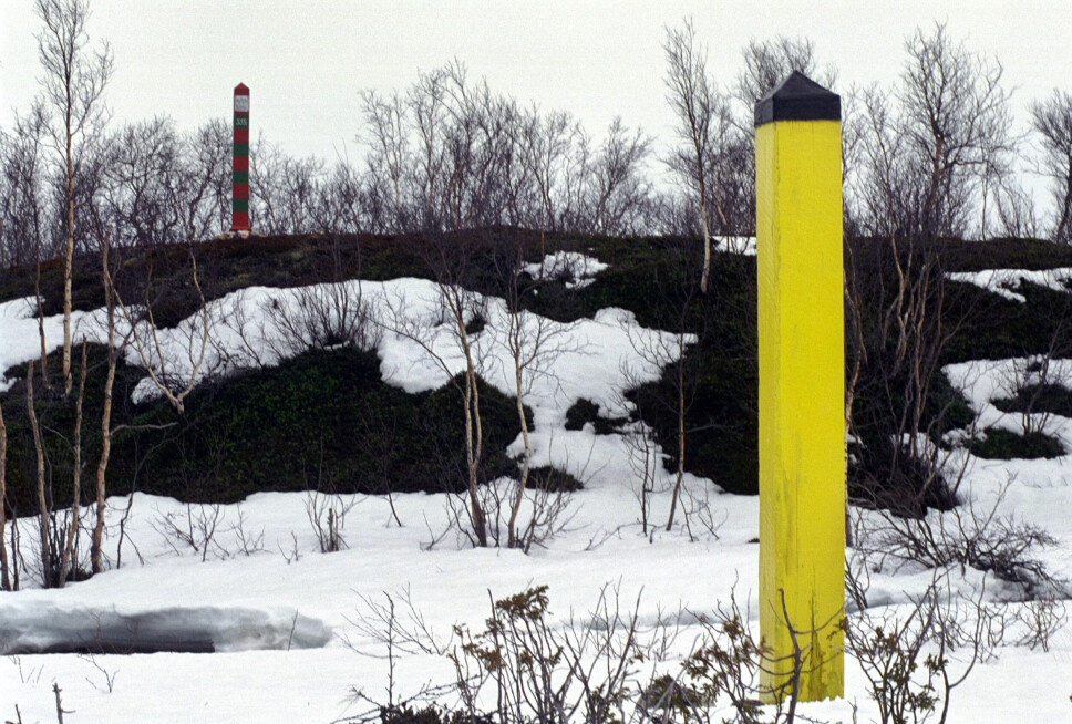 GRENSE: Russisk og Norsk grenseple 335 delt av Grense Jakobselv.