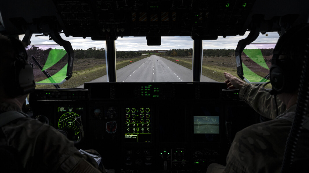 FOR FØRSTE GANG: Det amerikanske transportflyet, med artillerisystemet HIMARS ombord, lander på en motorvei på Gotland. FOR FØRSTE GANG: Det amerikanske transportflyet, med artillerisystemet HIMARS ombord, lander på en motorvei på Gotland.