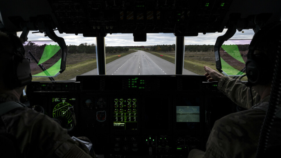 FOR FØRSTE GANG: Det amerikanske transportflyet, med artillerisystemet HIMARS ombord, lander på en motorvei på Gotland.