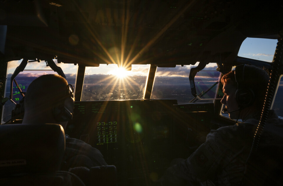 Pilotene fra 352d Special Operations Wing flyr et MC-130J Commando II og transporterer et HIMAS rakettartillerisystem under en øvelse i Sverige. Foto: US Air Force, Tech. Sgt. Westin Warburton