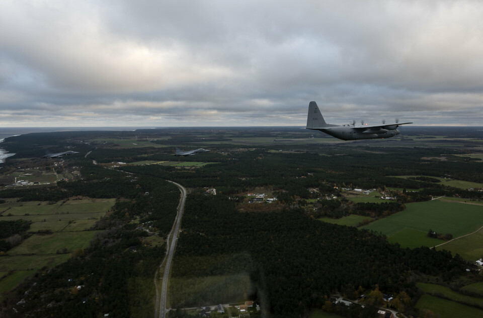 Fly fra det svenske luftforsvaret i formasjon med et amerikansk MC-130J Commando II som tilhører 352d Special Operations Wing under en bilateral øvelse i Sverige. Foto: US Air Force, Tech. Sgt. Westin Warburton