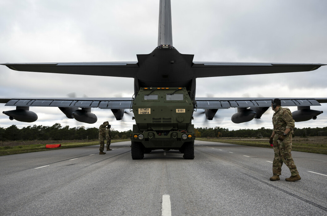 HURTIG MANØVER: Et M142 High Mobility Artillery Rocket System lastes av på en veibase på øya Gotland under en øvelse i helgen.