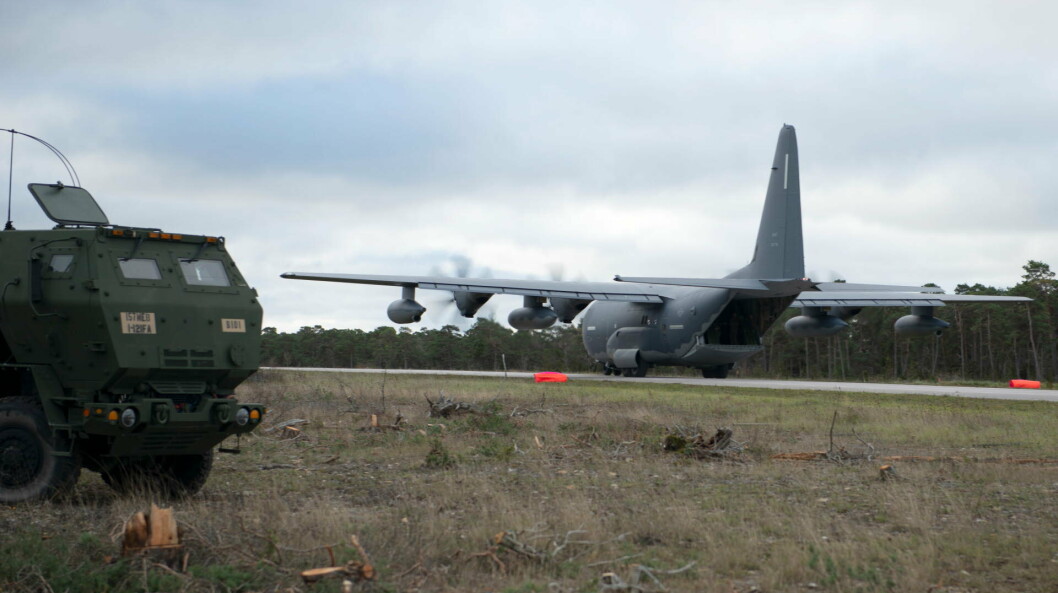 LANDET PÅ VEIEN: Et amerikansk Hercules-fly har nettopp landet på en veibase på Gotland i Østersjøen.
