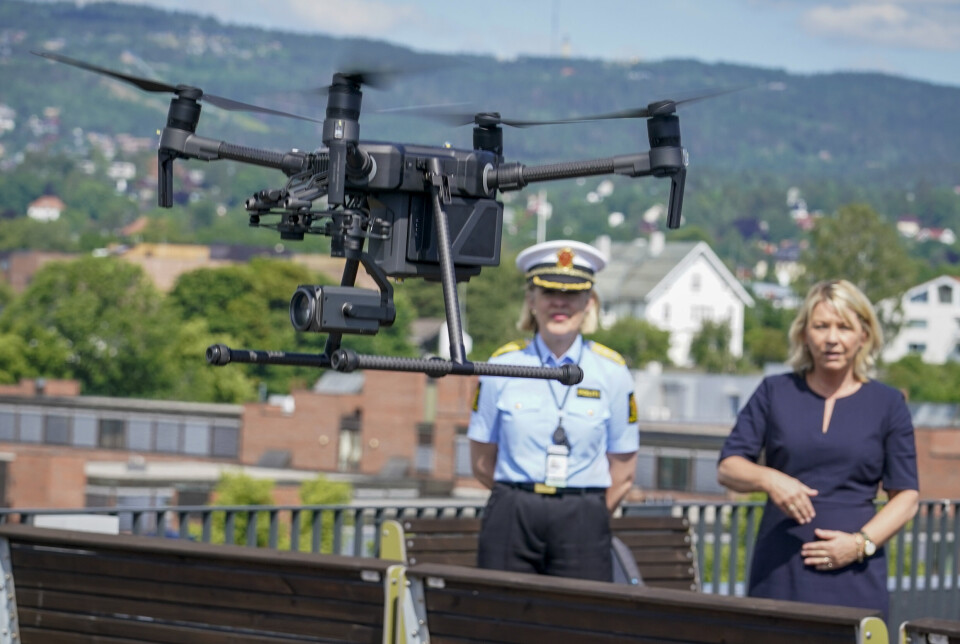 NYTTE OG RISIKO: Amerikanske myndigheter ønsker å svarteliste den kinesiske droneprodusenten DJI av hensyn til nasjonal sikkerhet. Også Forsvaret og politiet i Norge benytter droner fra DJI, som er verdens største droneprodusent. På bildet er daværende justisminister Monica Mæland og politidirektør Marie Benedicte Bjørnland på en demonstrasjon av politiets drone i Oslo.