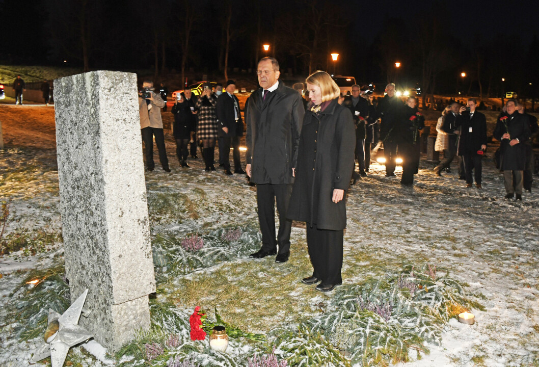 FØRSTE MØTE: Utenriksminister Anniken Huitfeldt (Ap) og den russiske utenriksministeren Sergej Lavrov innledet sitt aller første møte med å legge ned blomster ved minnestedet på Tromsø gravlund for sovjetiske soldater som falt i andre verdenskrig.