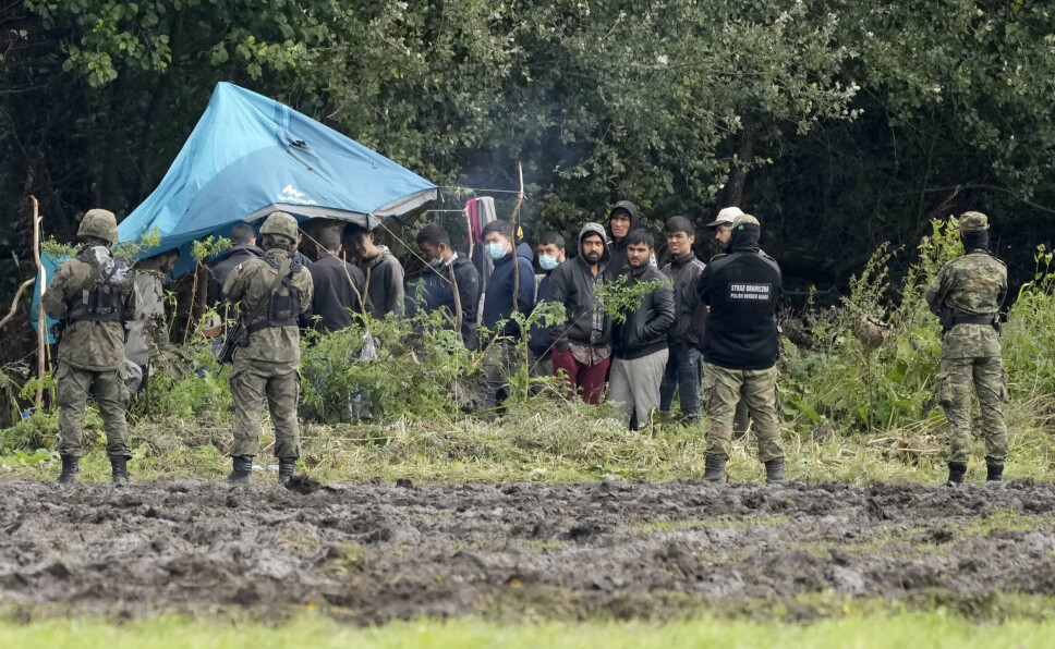 MIGRANTER: Polske soldater stopper migranter på grensen til Hviterussland 1. september.