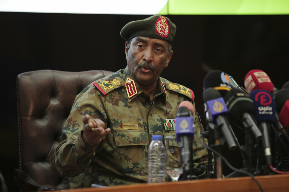 MILITÆRKUPP: General Abdel Fattah a-Burhan hevder at militæret kuppet makten for å unngå krise i Sudan. Landet sto på randen av borgerkrig på grunn av en rekke politiske kriser som ikke så ut til å la seg løse, sier han. Foto: Marwan Ali / AP / NTB